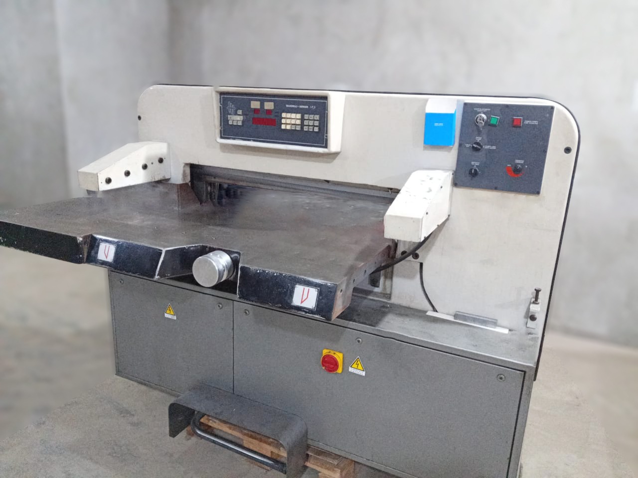 Polar Paper Cutting Machine 107